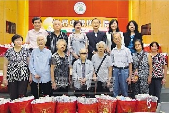 僑總向長者派發中秋福包