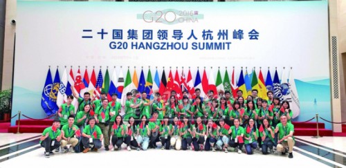 優異生在G20峰會會場合照